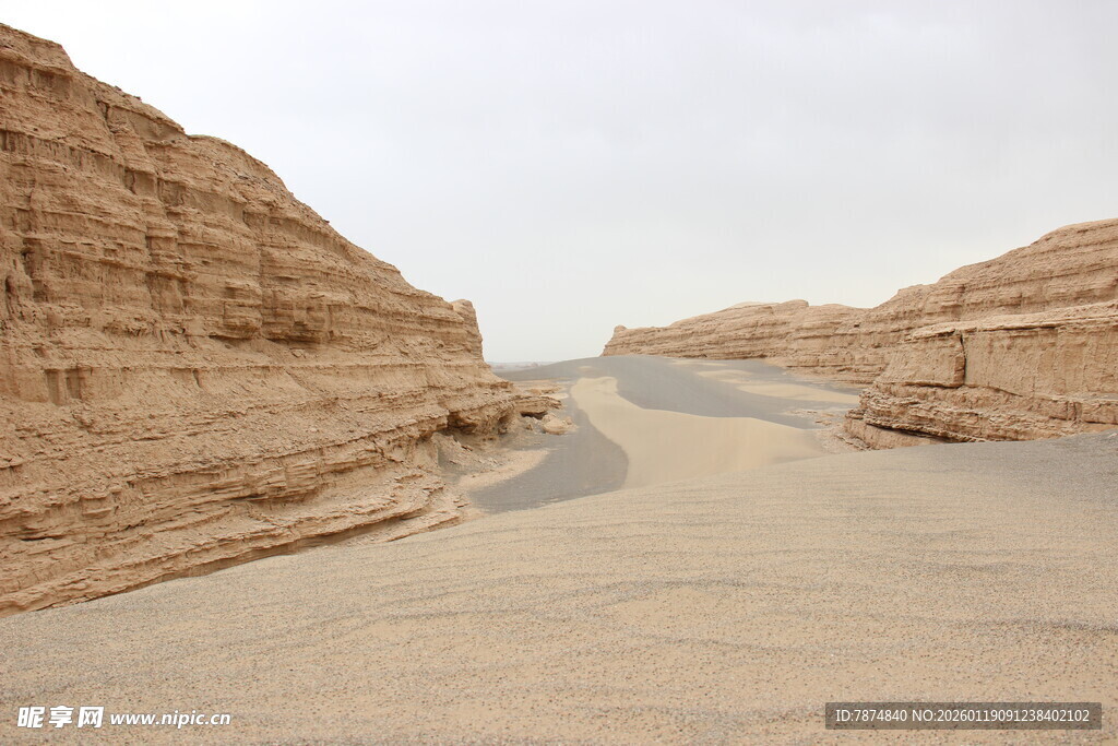 沙漠峡谷中的蜿蜒道路