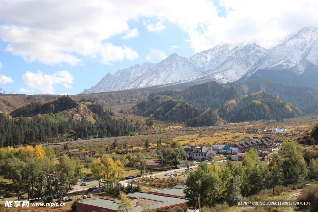 秋日山间村落美景