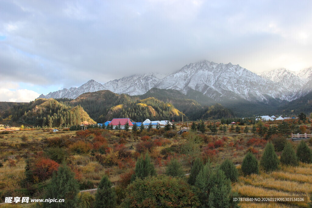 秋日山间多彩景致