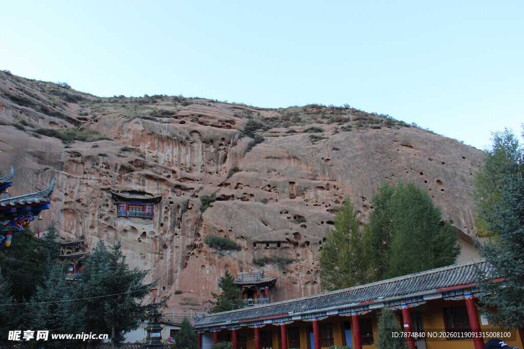 山崖下的传统建筑景观