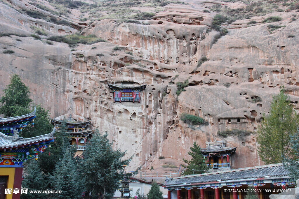 山崖间的古老建筑景观