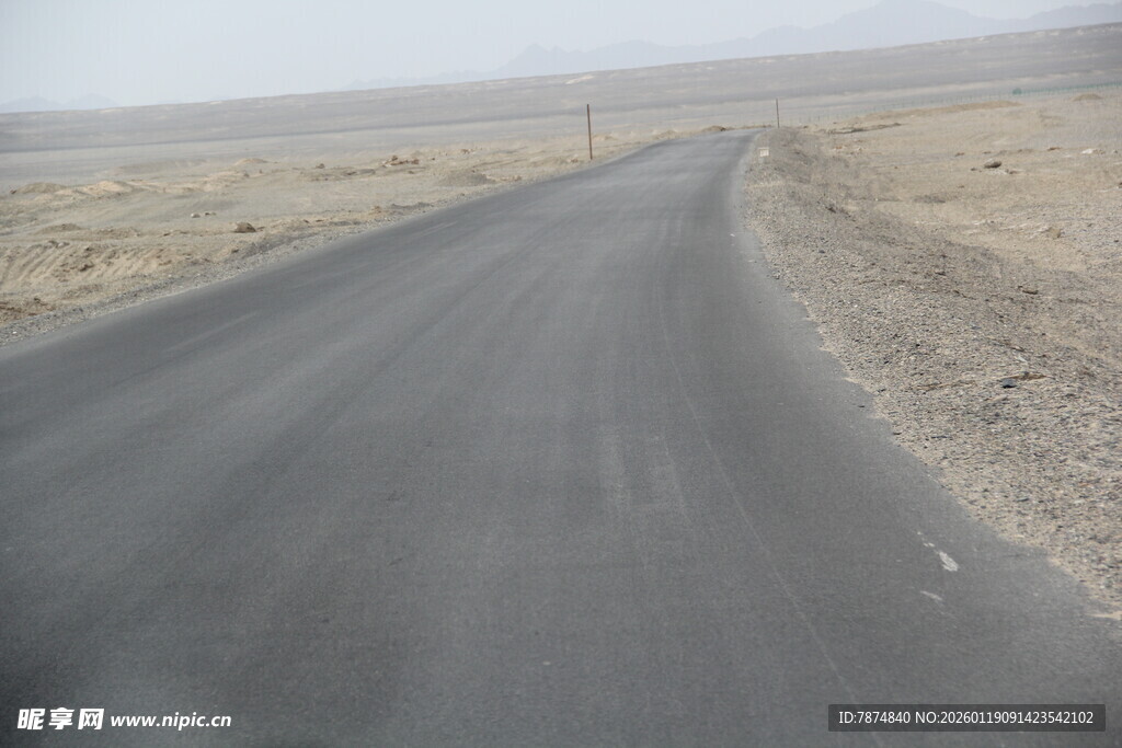荒漠中的蜿蜒公路