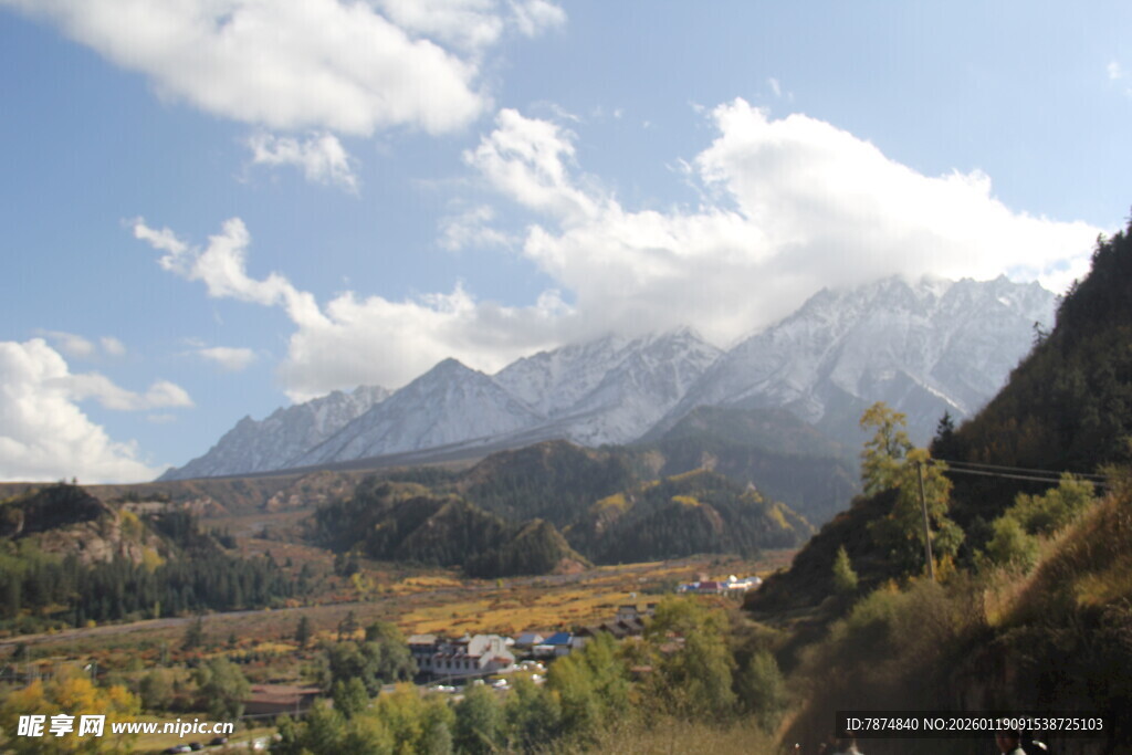 山间村落与壮丽雪山美景