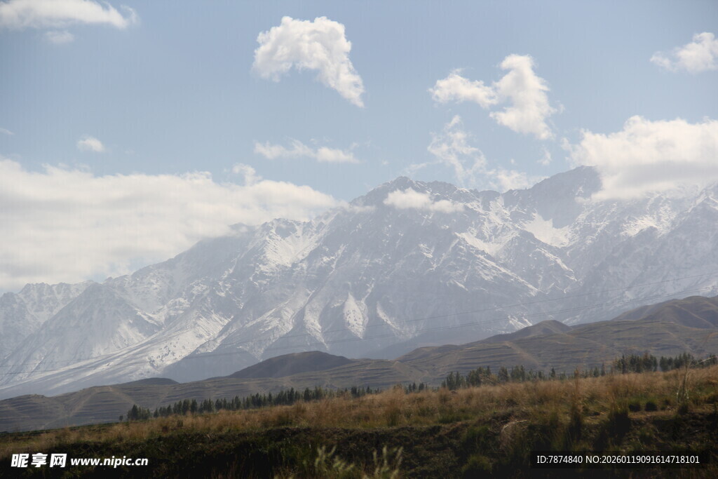 壮丽雪山远景风光