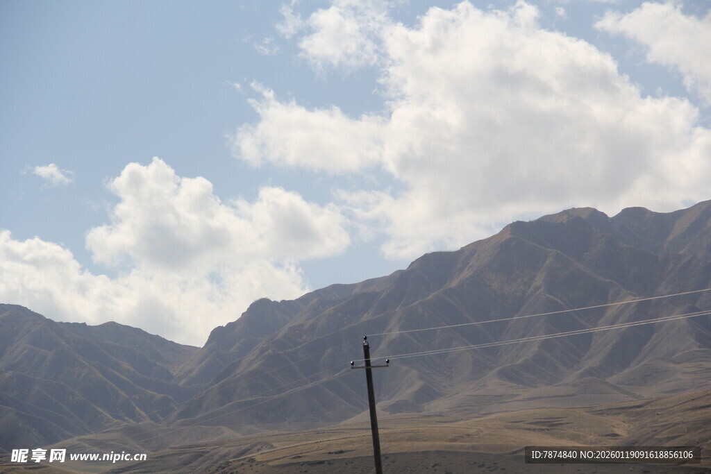 山间风景 蓝天白云与远山