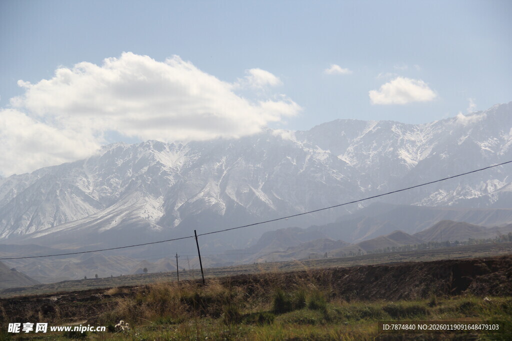 壮丽雪山远景画面