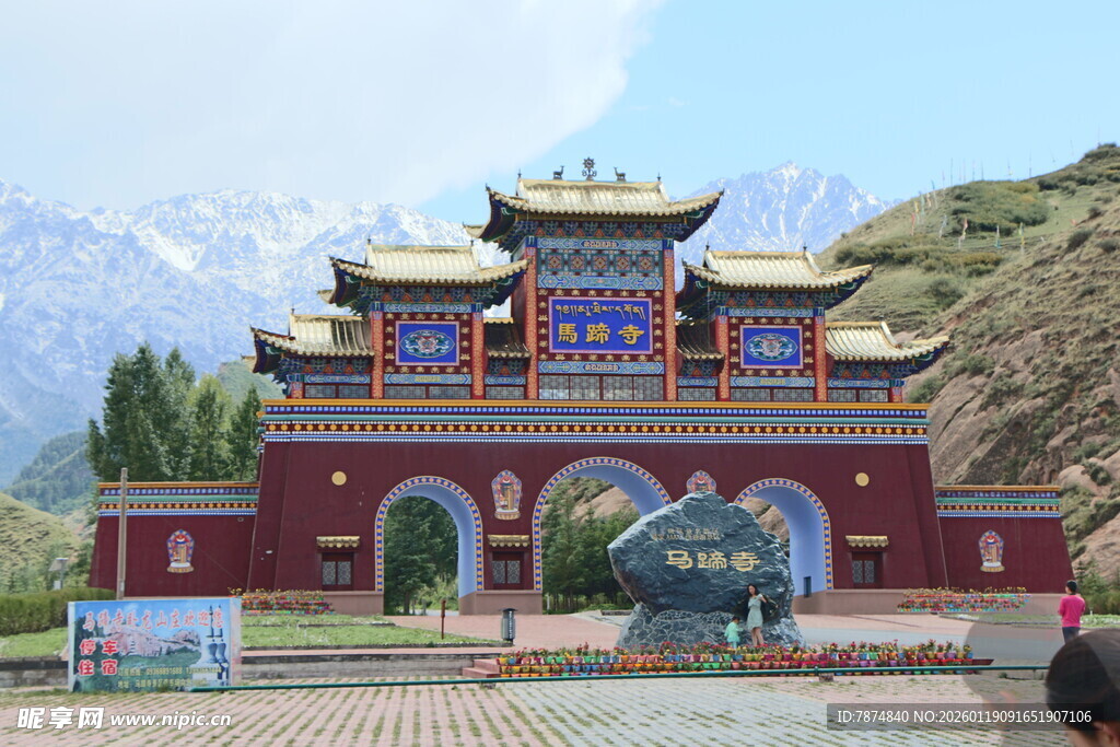 壮丽藏式风格建筑大门
