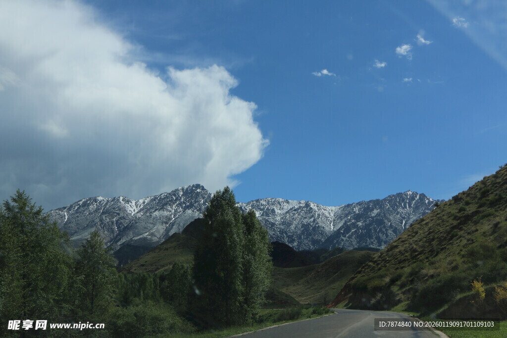 山间公路旁的壮丽雪山景