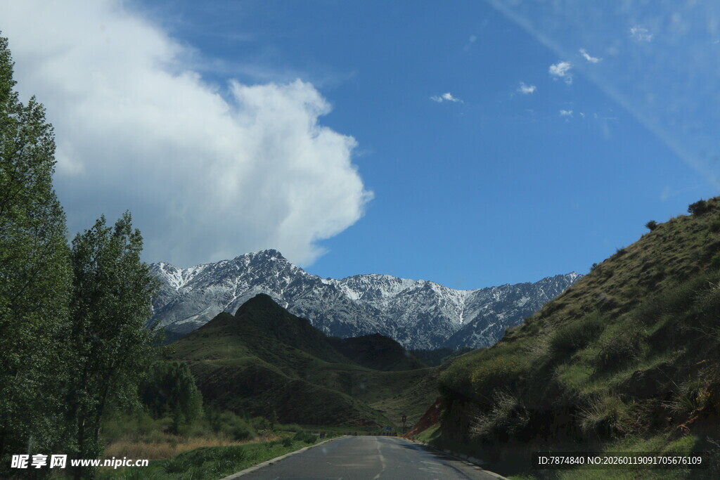 山间公路 蓝天白云伴雪山