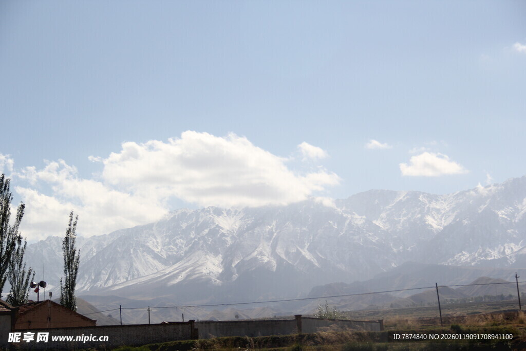 雪山远景风光