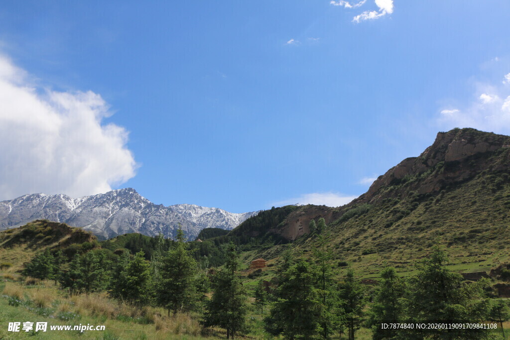 山间美景 蓝天白云绿树