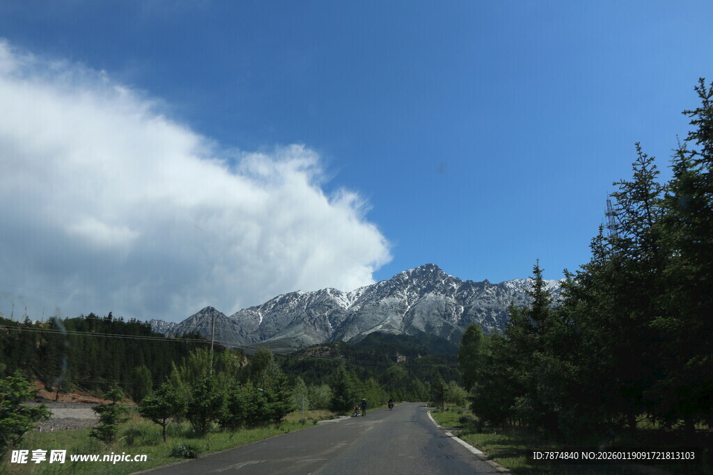 山间公路 蓝天白云伴绿树