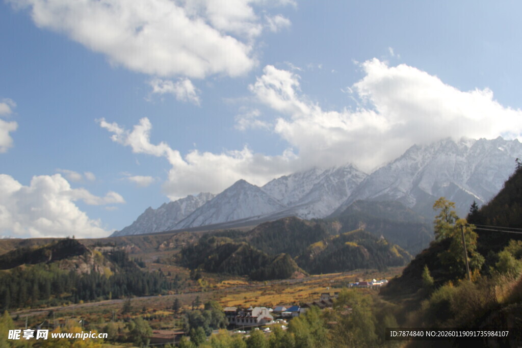 山间美景 蓝天白云映山峦