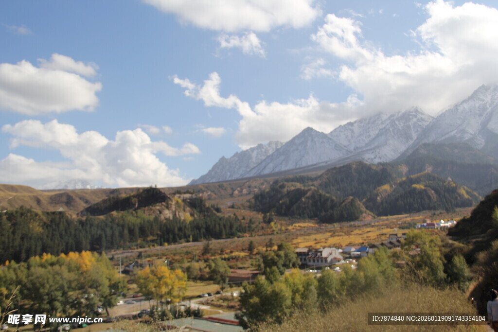 秋日山间小镇美景