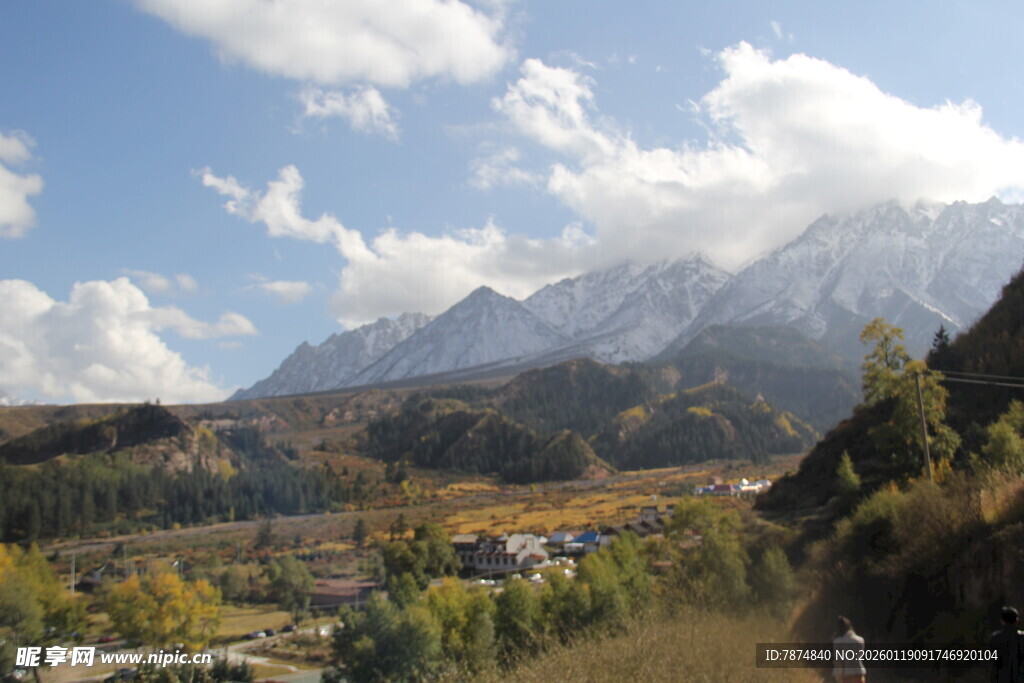 山间美景 远观壮丽雪山