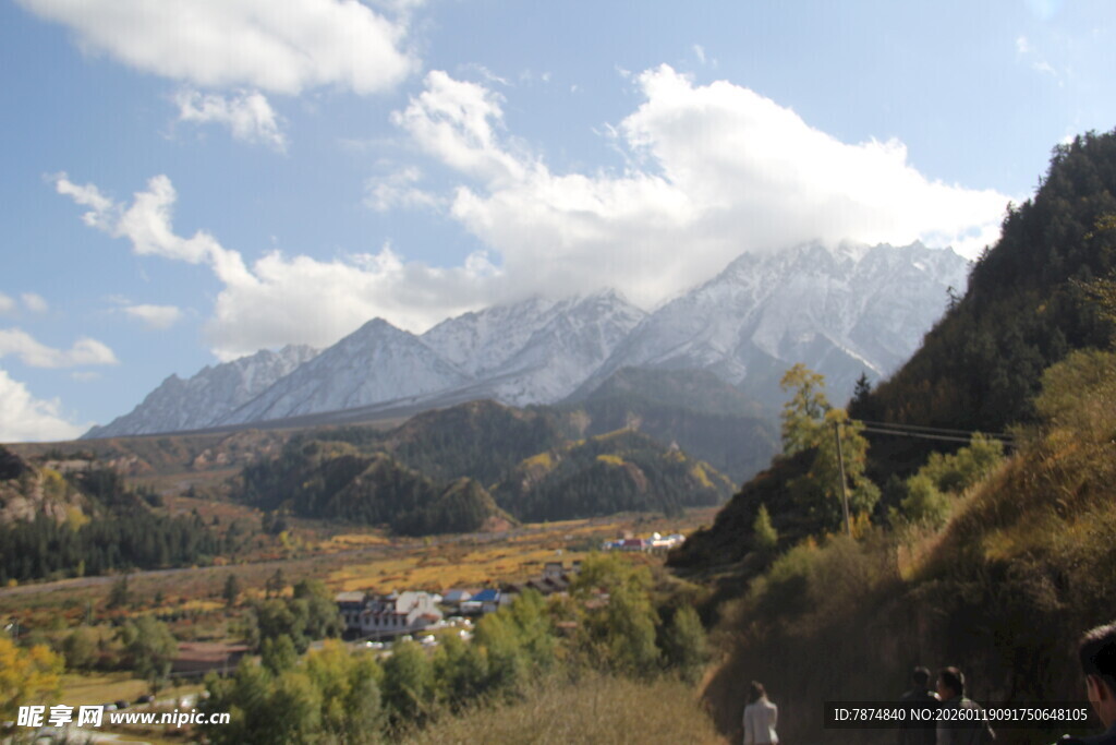 山间美景 蓝天白云映山峦