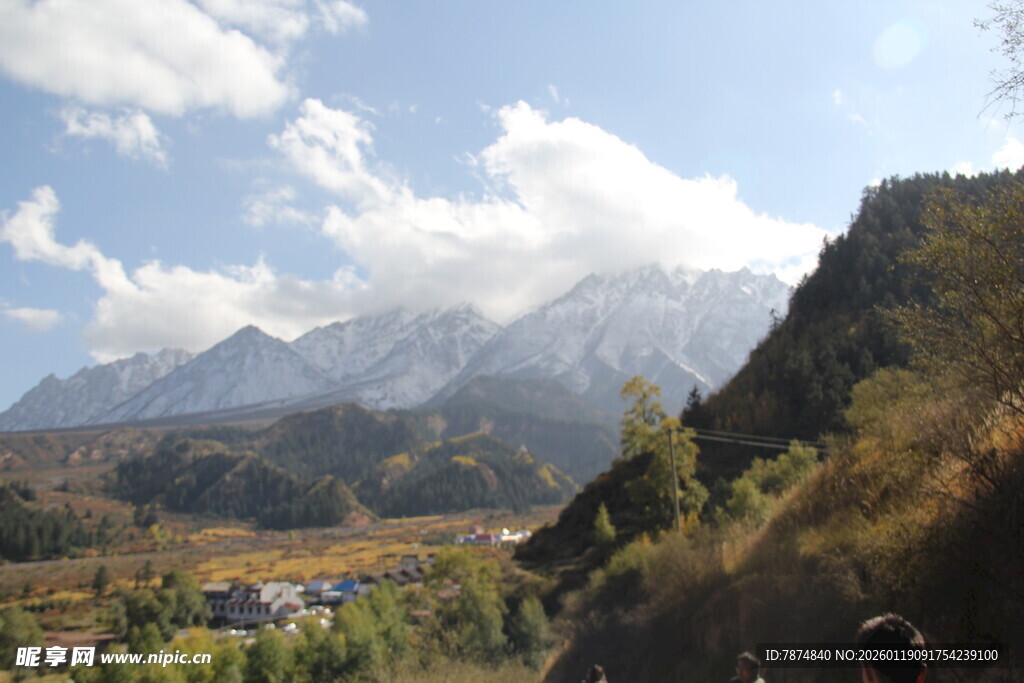 山间美景 远处雪山与村落