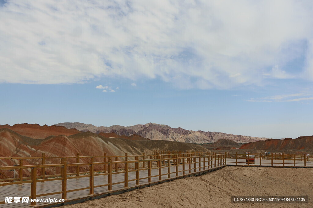 荒漠公路旁的围栏与远山