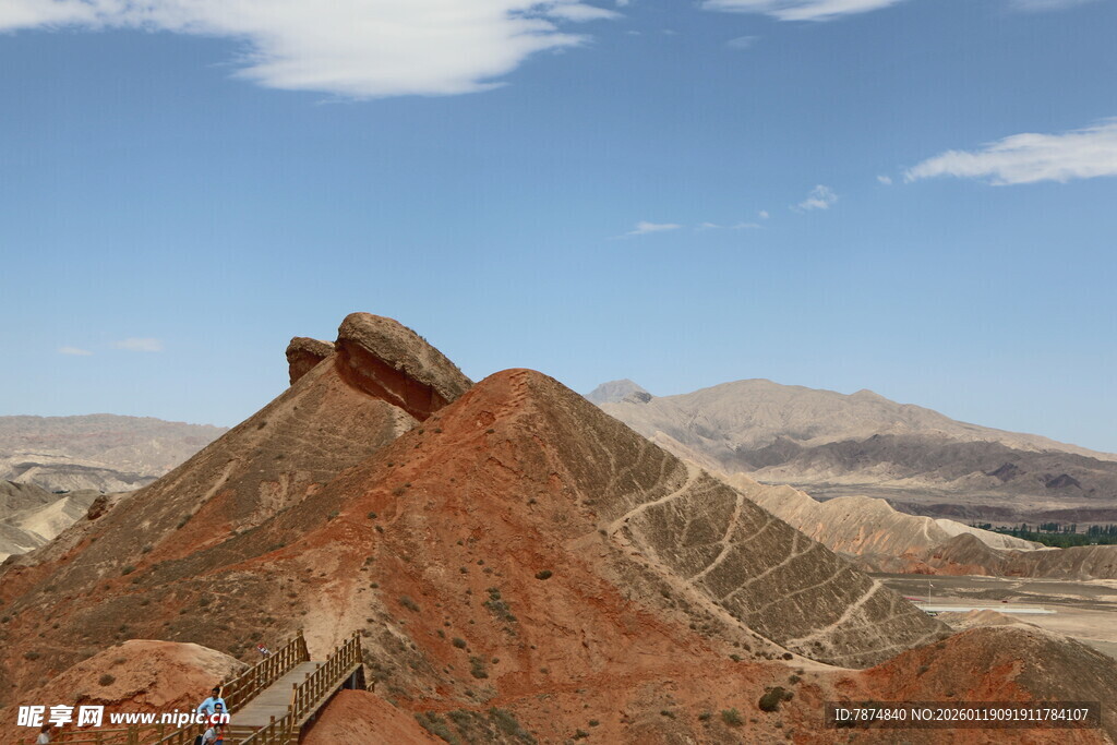 红色山峦上的独特岩石景观