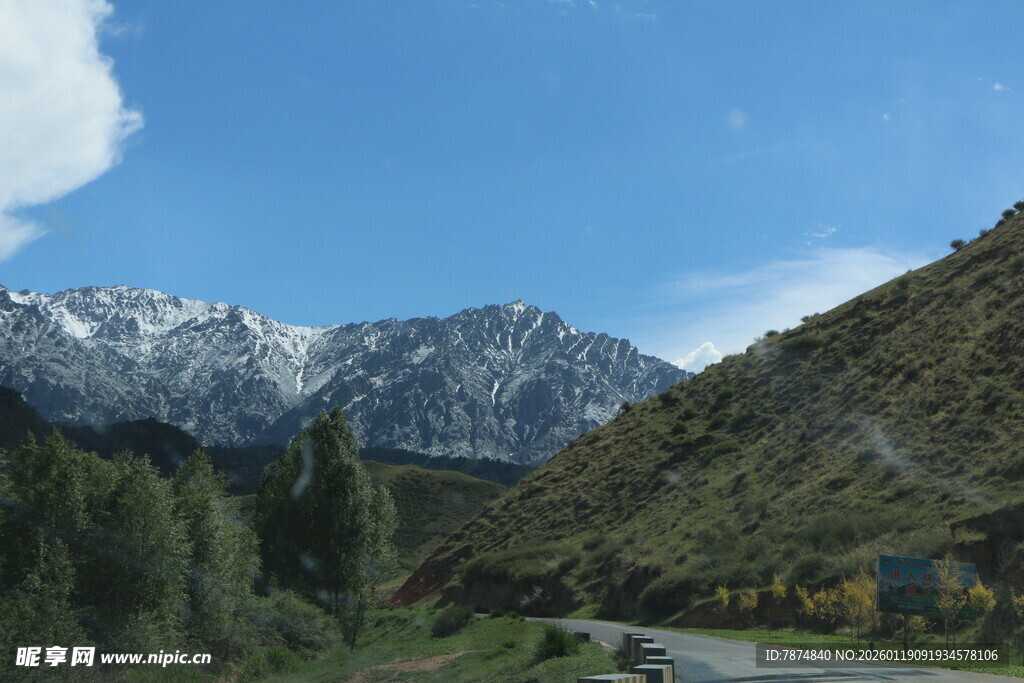 山间公路 远处雪山美景