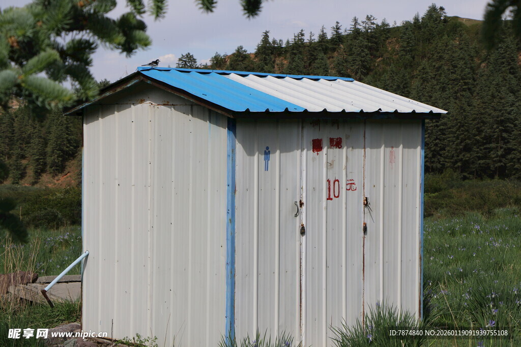 户外简易白色小屋