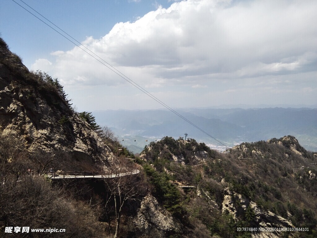 山间美景远眺广阔天空