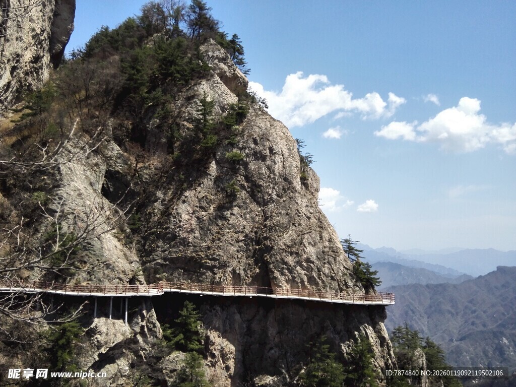 悬崖栈道 雄奇山间景致