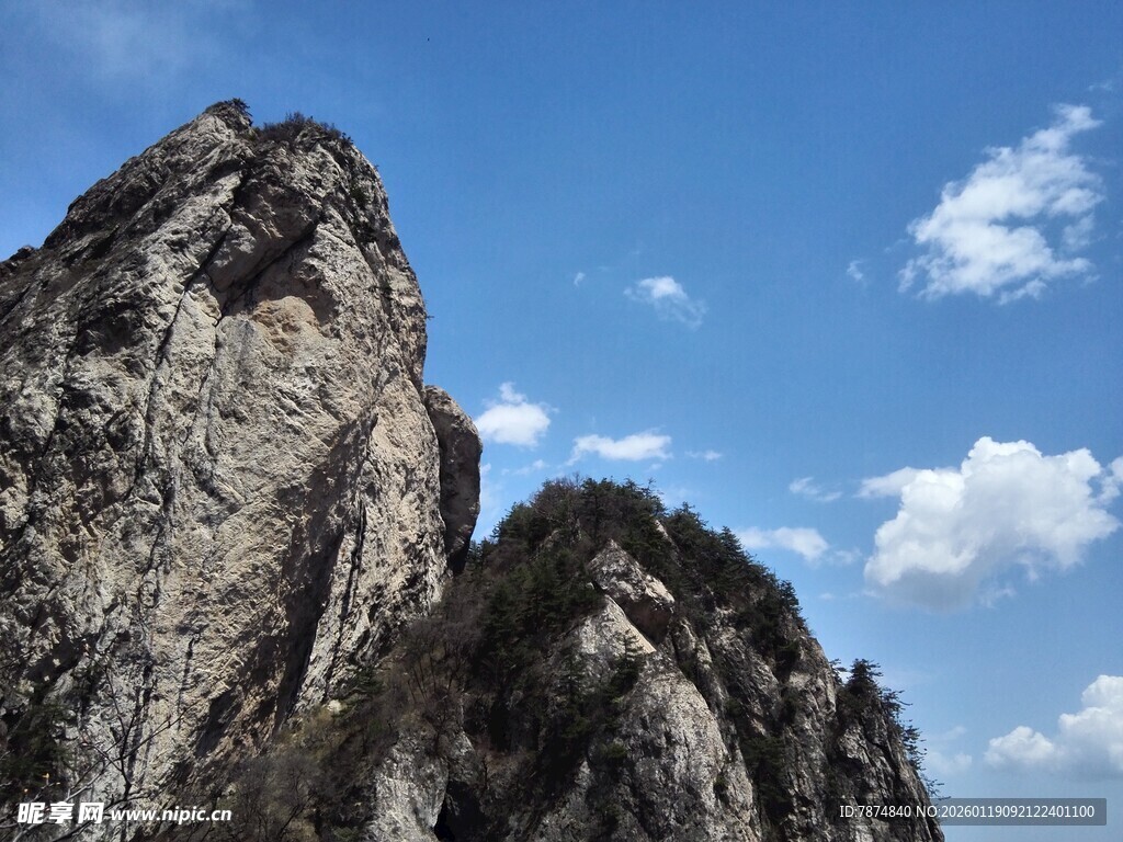 巍峨山峰映蓝天
