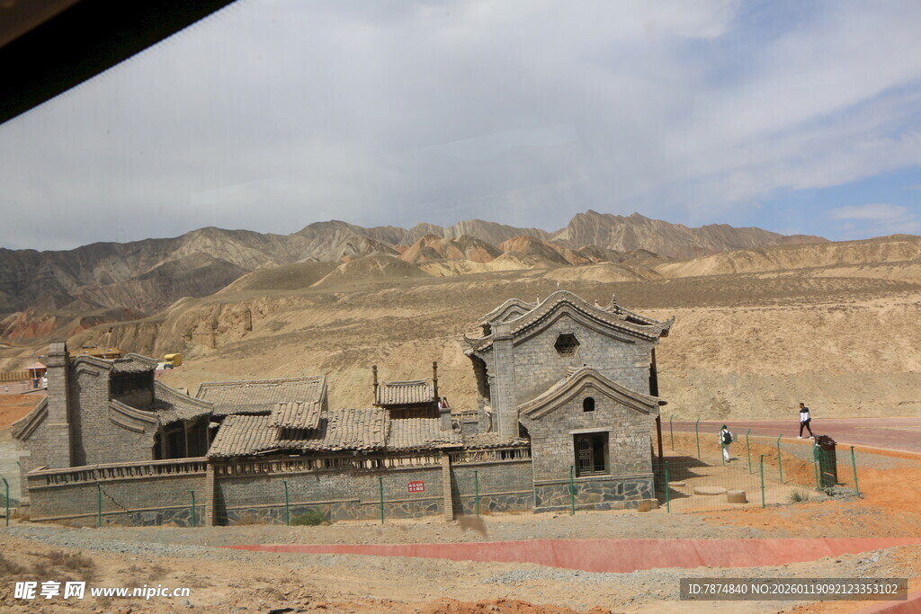 沙漠中的古老建筑遗迹