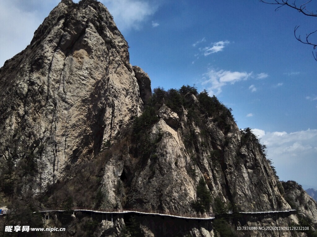 巍峨山峰与蓝天美景