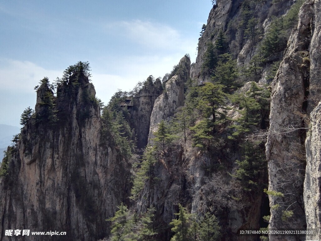 峻峭山峰绿意点缀