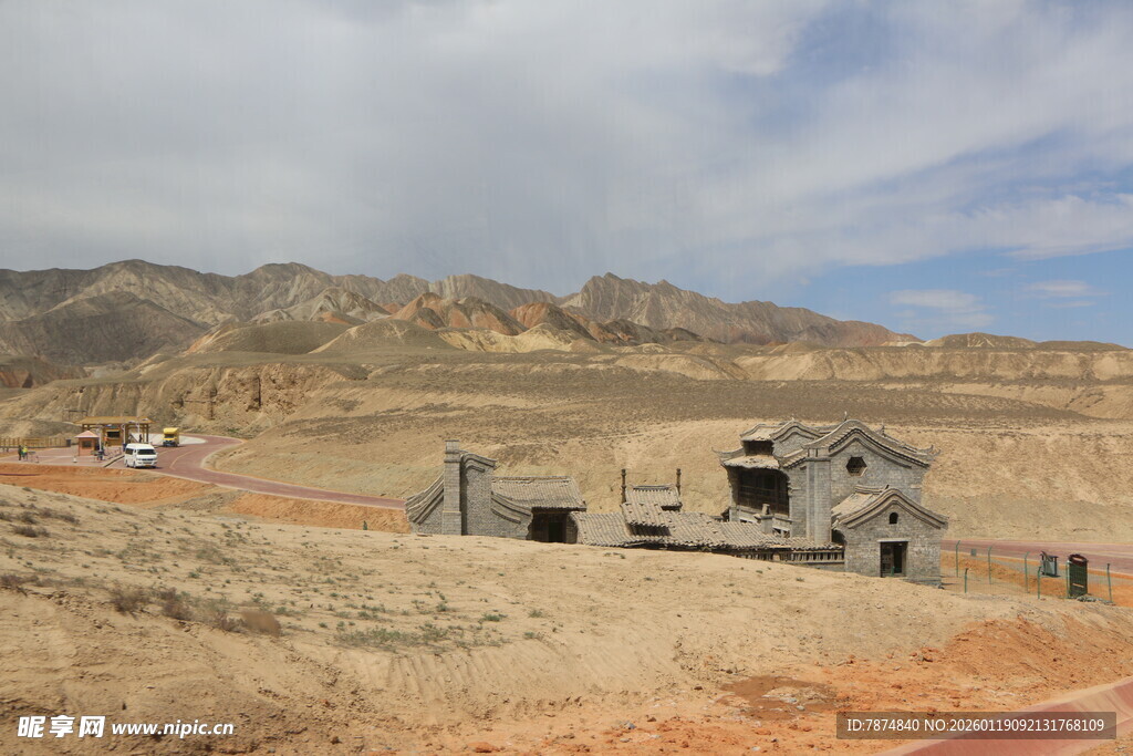 荒凉山地中的破旧建筑