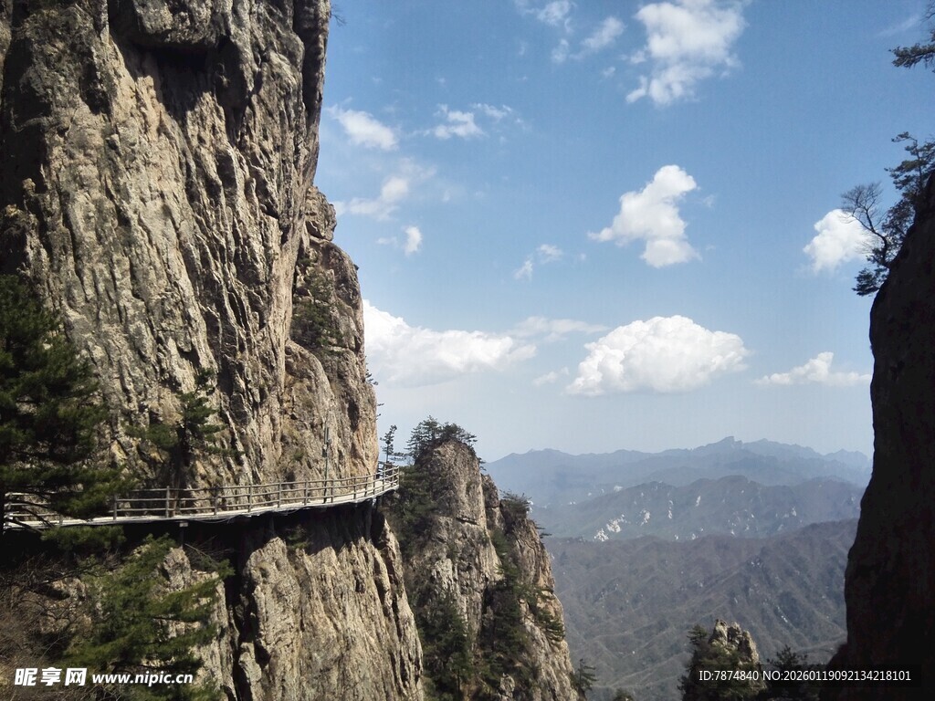悬崖栈道 览壮丽山川美景