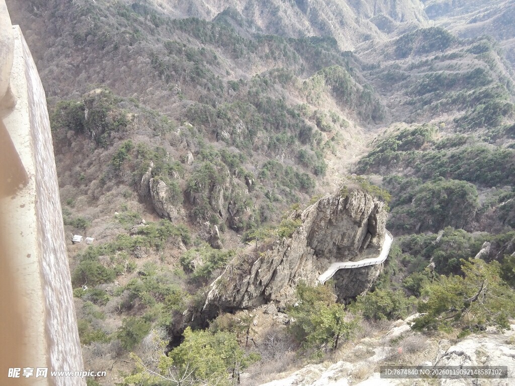 山间蜿蜒公路景色壮美