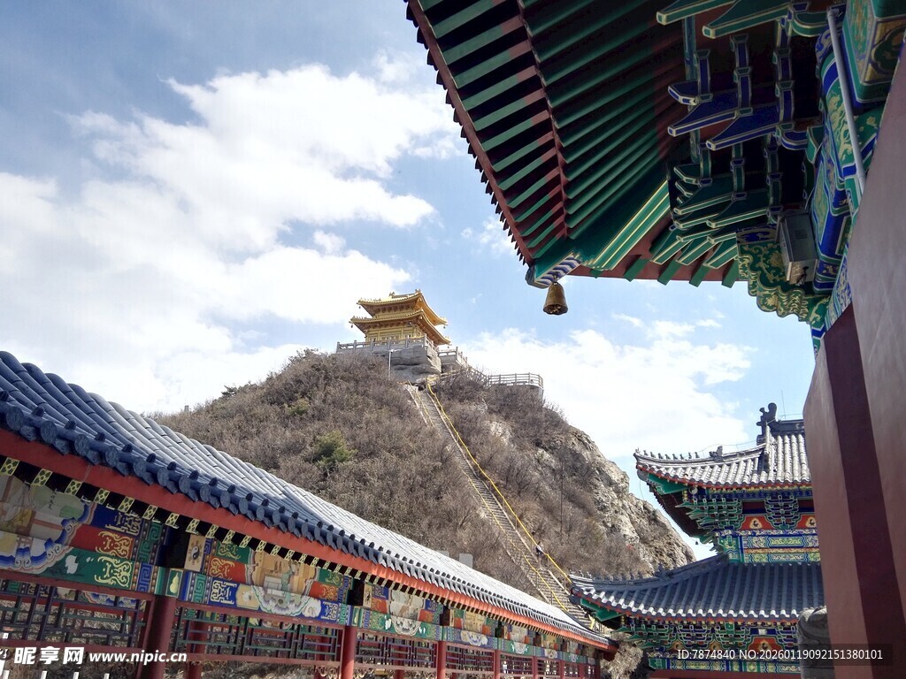 古建与远山相映成景