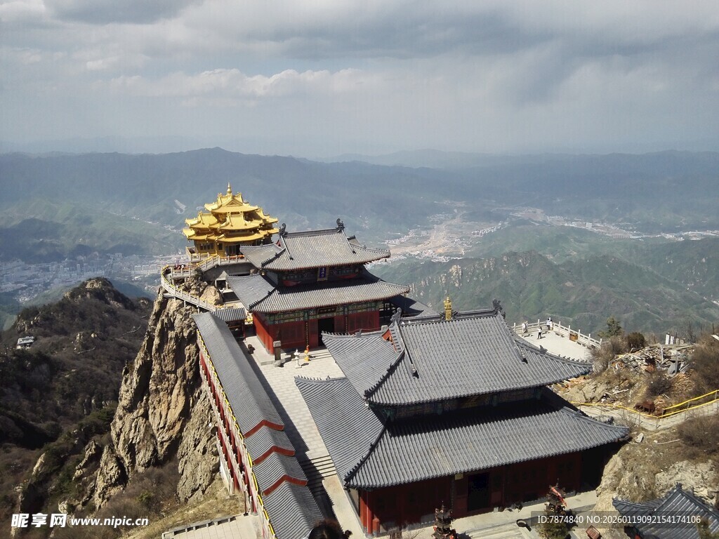 山顶古建筑群俯瞰美景