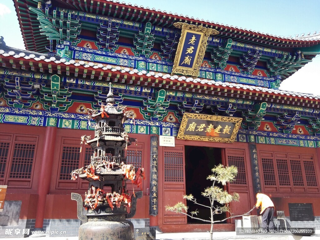 中式古建筑前的香炉景观