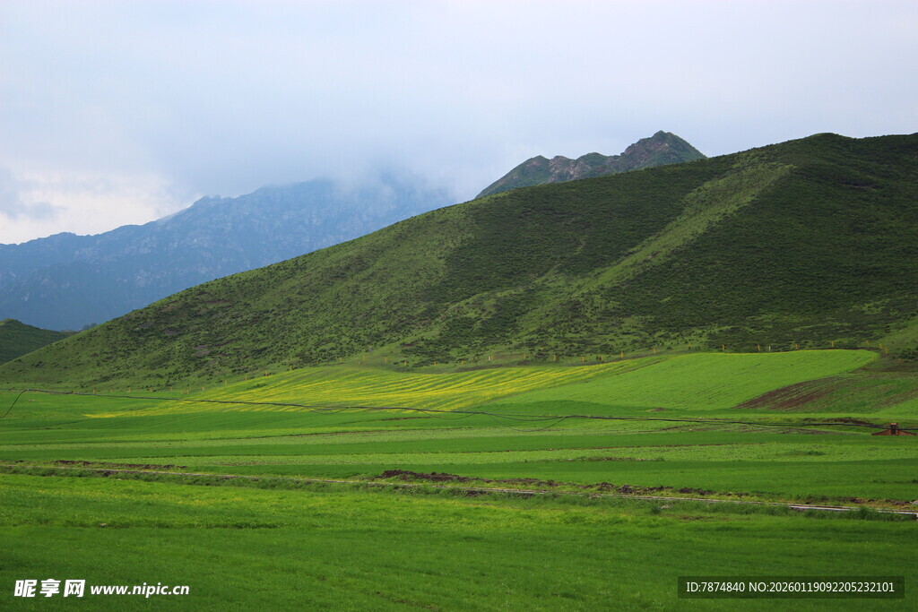 草原山峦美景