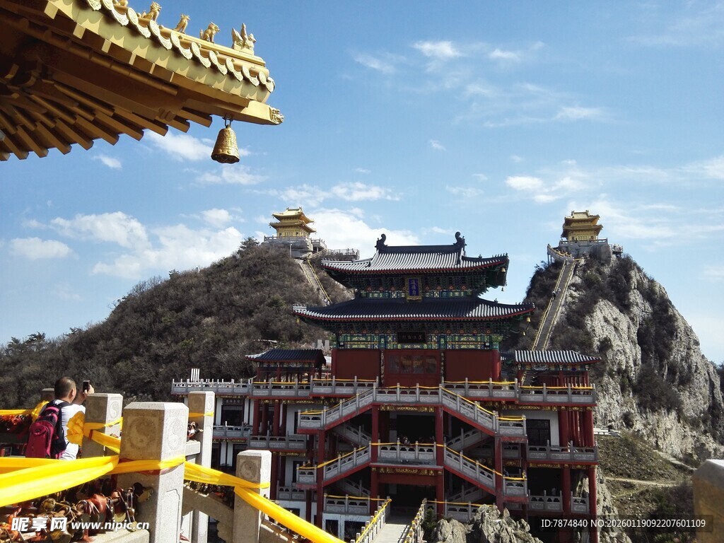 古建楼阁于山间壮丽景观