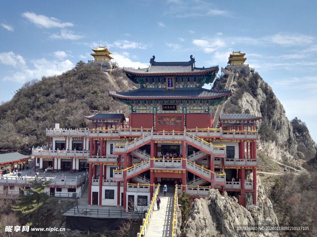 悬崖上的壮丽中式古建筑