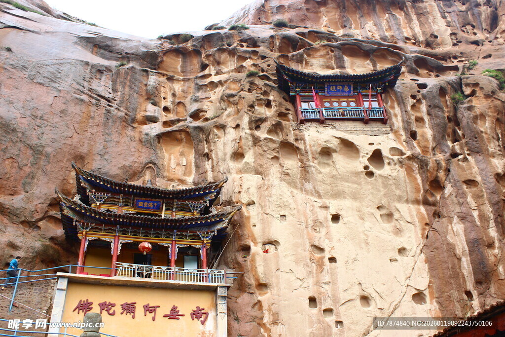 绝壁上的古老建筑奇观