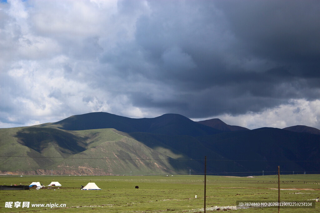 草原山峦间的阴云景象