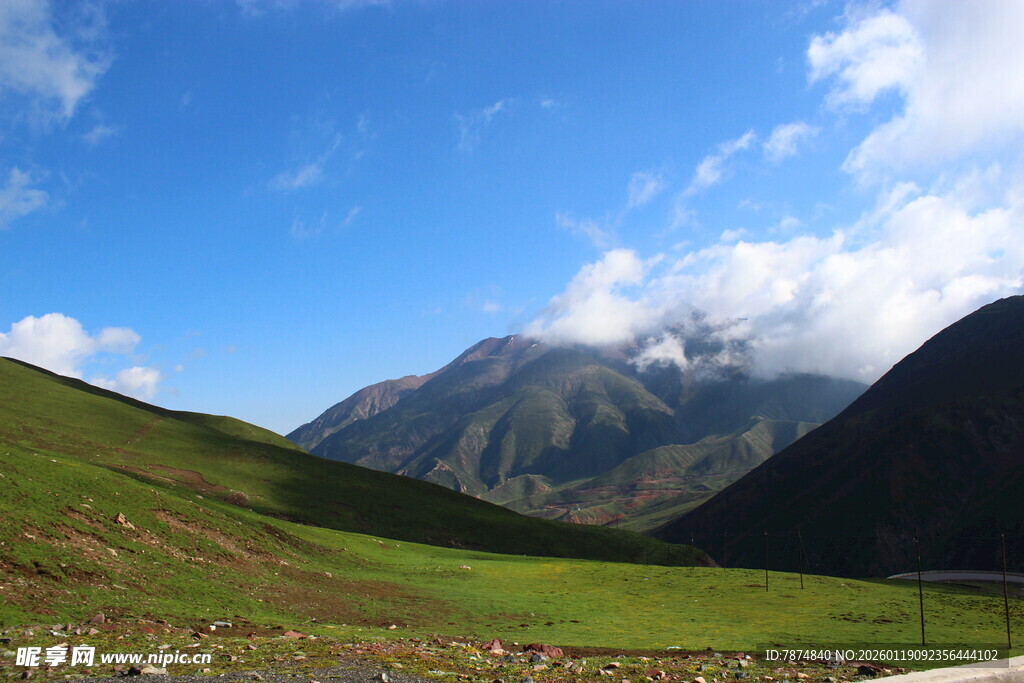 山间绿野 蓝天白云美景
