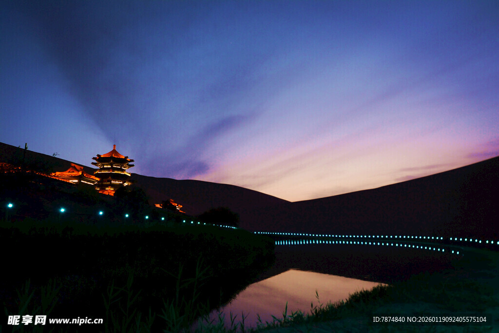 湖畔古建夜景 霞光映美