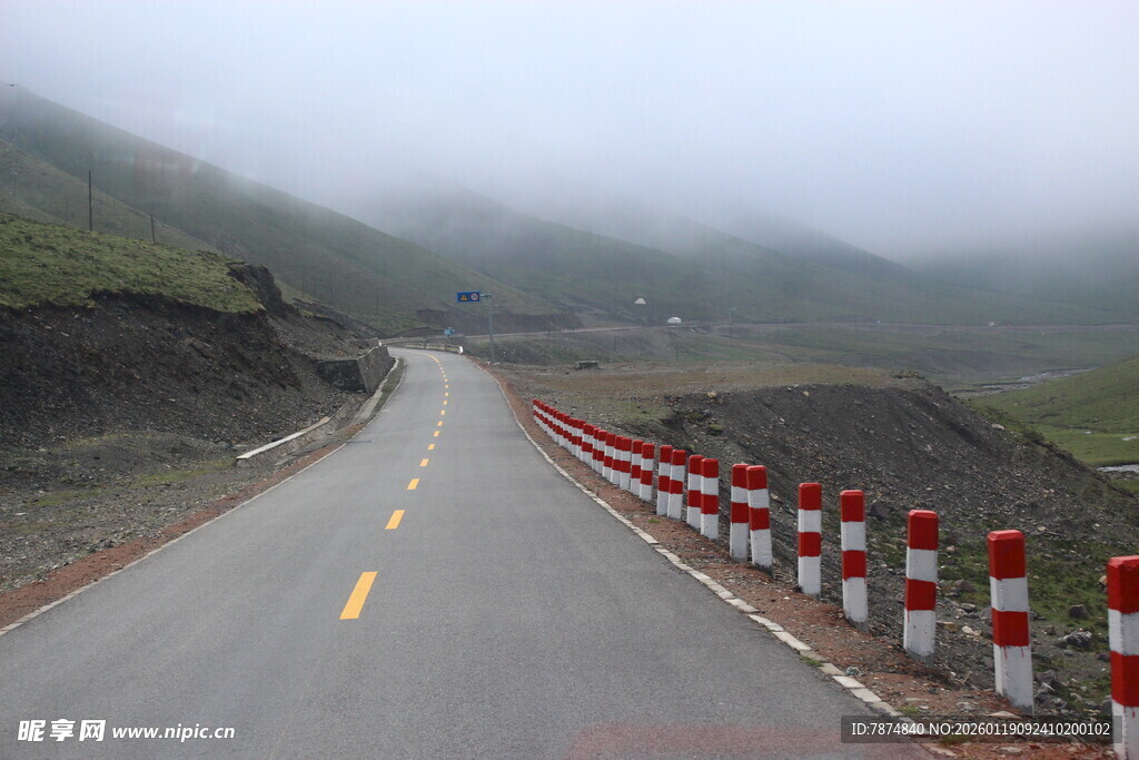 山间雾中蜿蜒公路
