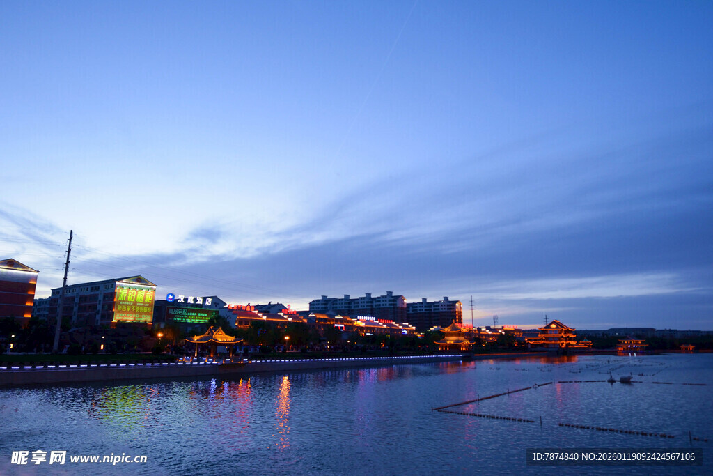 城市河畔绚丽夜景