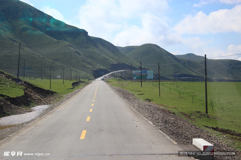 蜿蜒公路穿行绿色山野