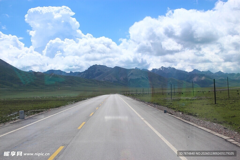 草原公路伸向蓝天白云