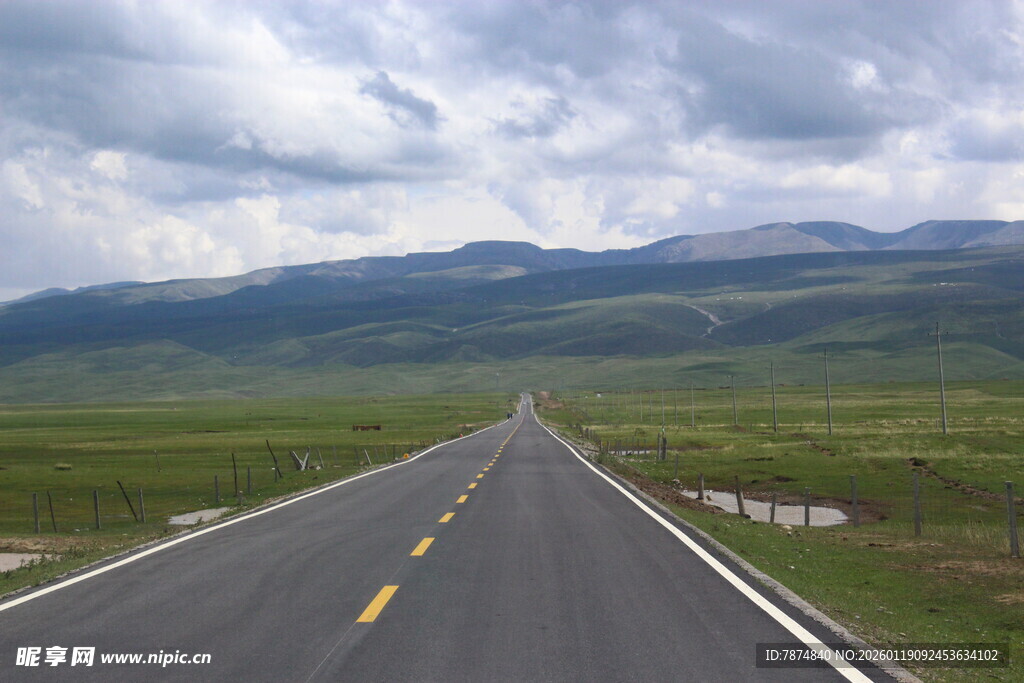 草原公路伸向远方
