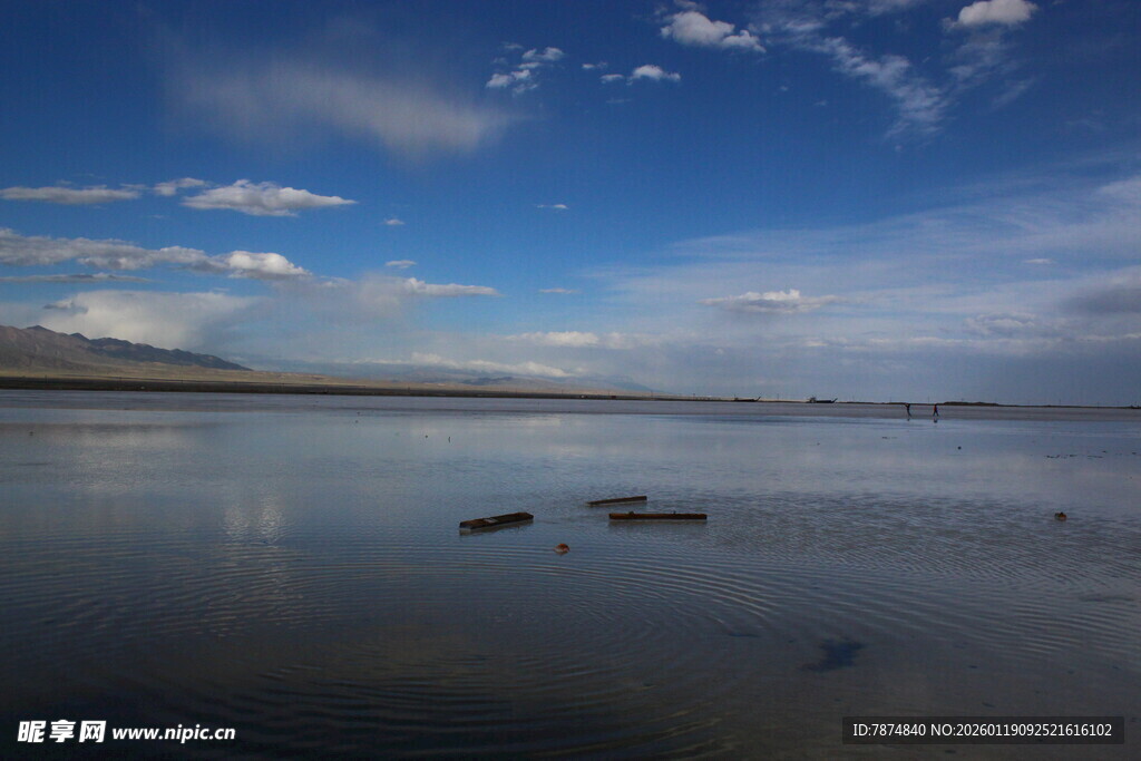 宁静湖面与蓝天白云美景